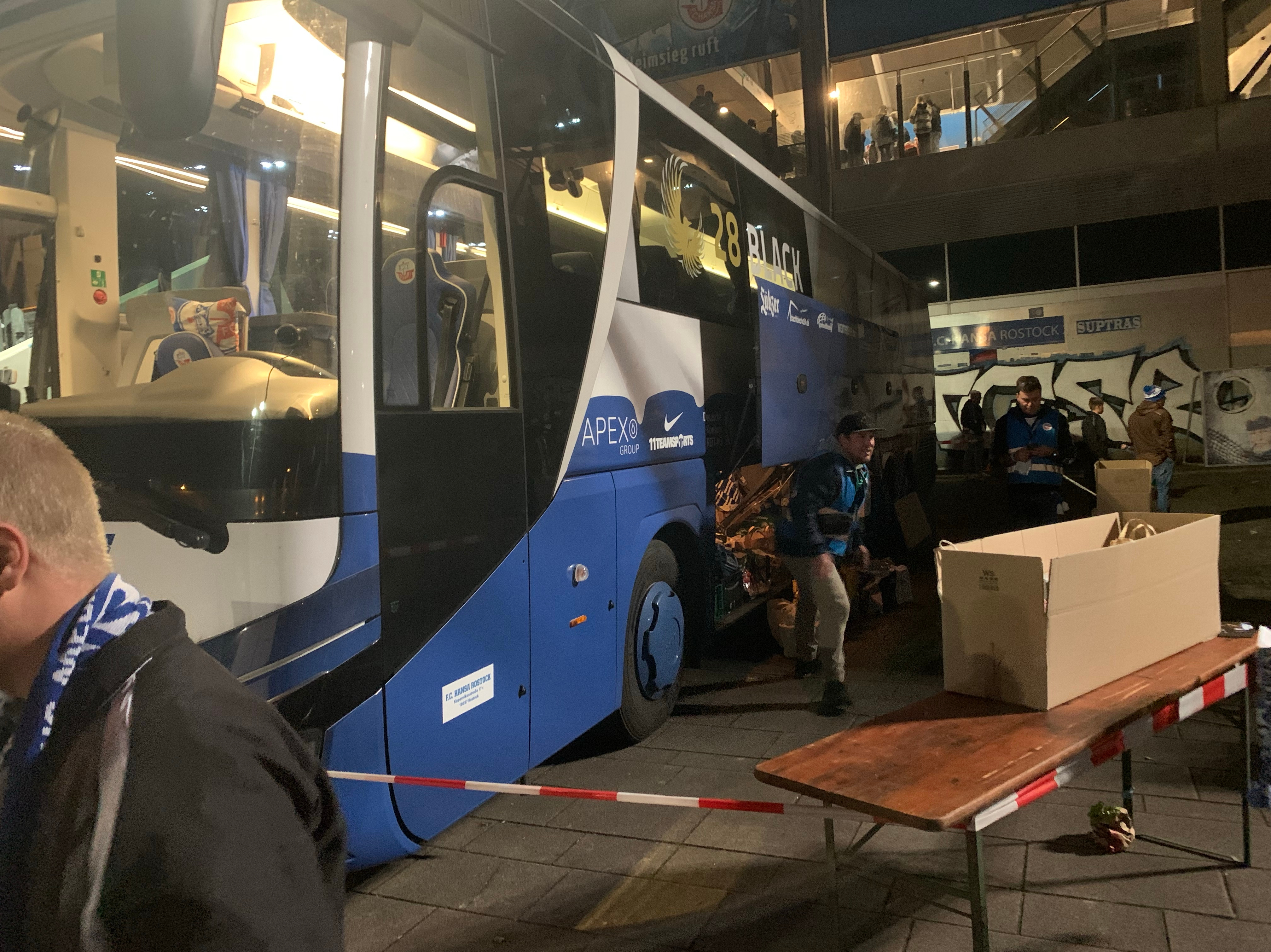 Der Hansa-Bus wird mit Lebensmitteln beladen.