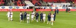 Die Spieler von Hansa Rostock bedanken sich bei den Fans nach dem Spiel.