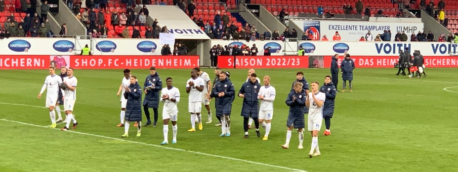 Die Spieler von Hansa Rostock bedanken sich bei den Fans nach dem Spiel.