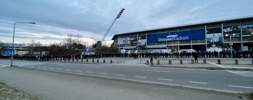 Menschenschlange am Tickethäuschen (links)vor dem Ostseestadion