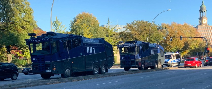 Zwei Wasserfer in Hamburg am Rande eines Fußballspiels.