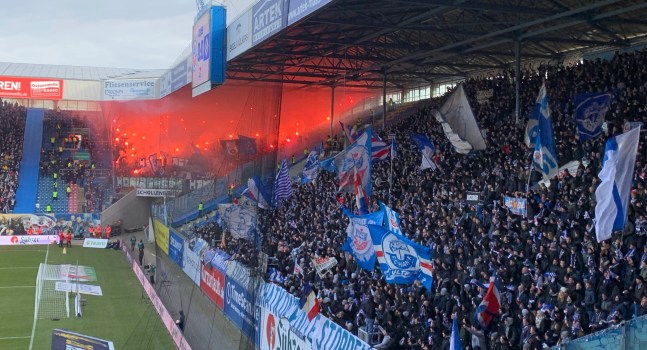Fanblöcke im Ostseestadion beim Spiel Hansa Rostock - HSV