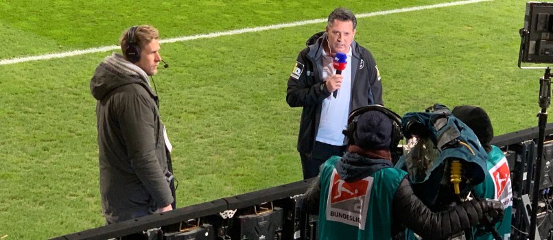 Alois Schwartz (rechts) beim TV-Interview