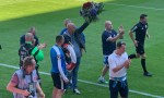 Der langjährige Mannschaftsarzt des FC Hansa wird im Ostseestadion mit einem großen Blumenstrauß con den Fans verabschiedet.