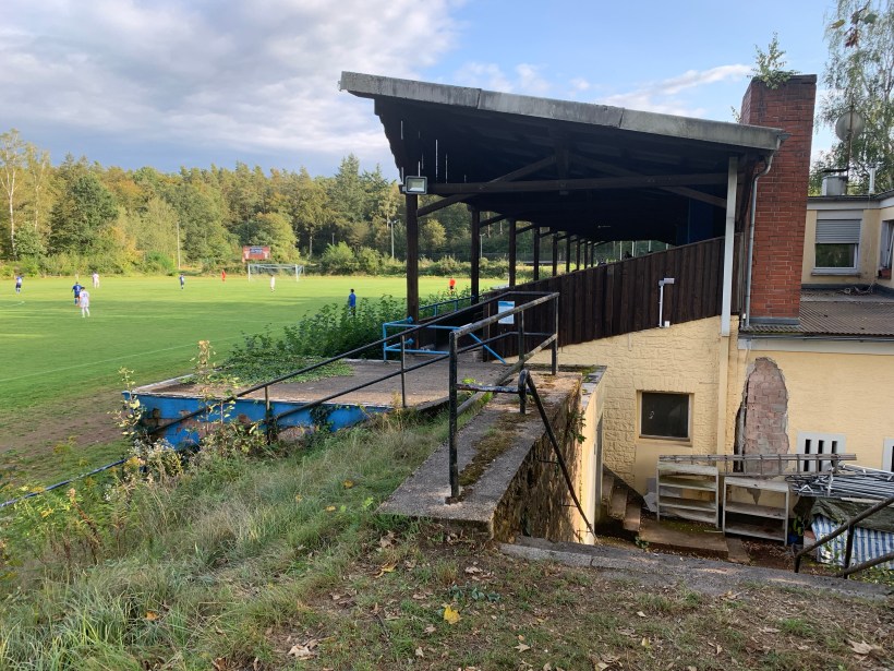 Fußballplatz mit Holztribüne (rechte Bildhälfte)