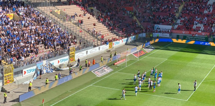 Spieler von Hansa Rostock (Bildmitte) bedanken sich nach der NIederlage bei den Hansafans im Gästeblock (linke Bildhälfte) für die Unterstützung.