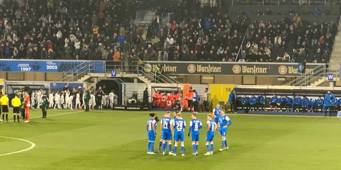 Die Mannschaft von Hansa Rostock (blaue Spielkleidung) vor Beginn des Spieles in Paderborn