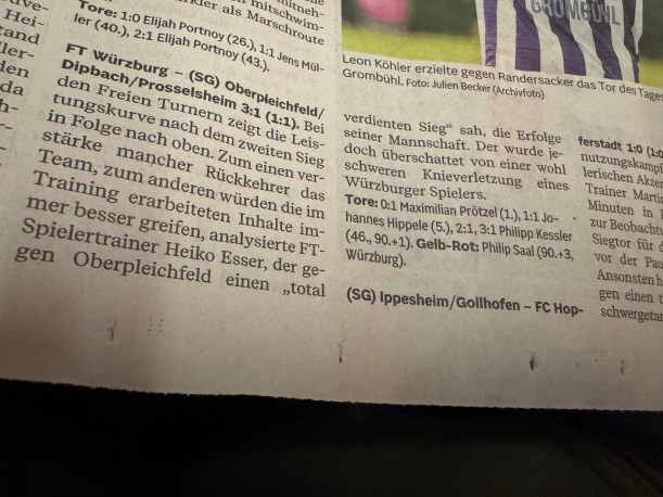 Ein deutscher Zeitungsartikel über ein Fußballspiel zwischen dem FT Würzburg und der SG Oberpleichfeld/Dipbach/Prosselsheim.